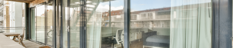 Cortinas de cristal correderas vs. abatibles: cuál elegir para cerrar tu terraza o porche